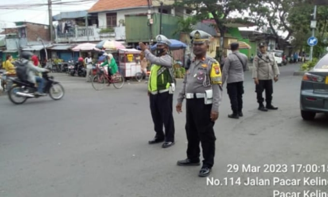 Polsek Tambaksari Polrestabes Surabaya memberikan Rasa Aman dan Nyaman Bagi Penjual Takjil Diwilayah Pacarkeling Surabaya