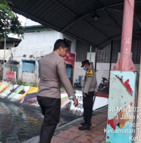 Polsek Tambaksari Polrestabes Surabaya Melakukan Pengecekan Debit Air di Rumah Pompa Jl. Kalikepiting Surabaya