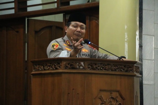 Kapolda Jatim Sampaikan Perkembangan Kamtibmas di Jawa Timur dalam Jumat Curhat di Masjid Al Falah Surabaya