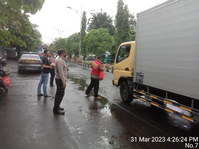 Patroli Rutin Polsek Tambaksari Polrestabes Surabaya dalam Memberikan Kenyamanan Untuk Masyarakat yang Membeli maupun Menjual Takjil Di Residen Sudirman Surabaya