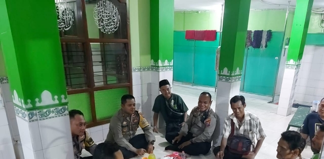 Kapolsek Tambaksari Polrestabes Surabaya Melaksanakan Giat Patroli Sambang Warga bersama Jamaah Masjid Al Badar, Kel. Ploso Kecamatan Tambaksari Surabaya