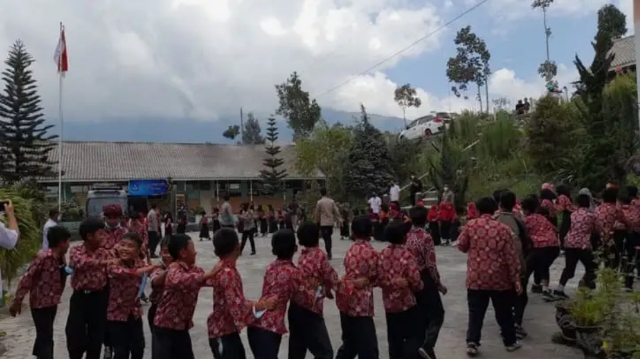 Polres Boyolali Lakukan Trauma Healing dengan Siswa SDN 2 Tlogolele pasca Erupsi Merapi