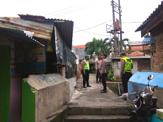 Polsek Tambaksari Polrestabes Surabaya bersama 3 Pilar Melaksanakan Patroli Rutin Antisipasi Judi Burung Merpati di Gubeng Masjid Surabaya