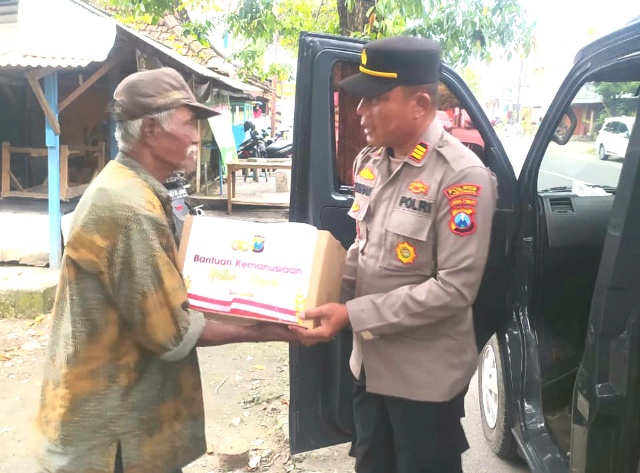 Giat Ramadhan Berbagi Polres Lamongan, Bagikan Sembako Abang Becak Warga Kurang Mampu