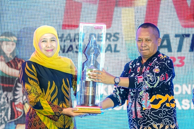 Gubernur Khofifah Terima Anugerah Tokoh Nasional Peduli Wartawan di HPN Jatim 2023