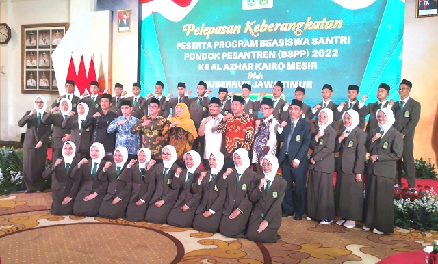 Gubernur Khofifah Lepas Keberangkatan 30 Santri Jatim ke Universitas Al Azhar Kairo