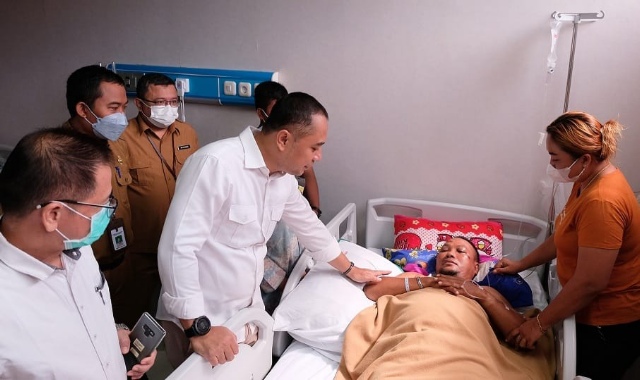 Jenguk Satpol PP Korban Tabrakan, Wali Kota Eri: Proses Hukum Tidak Boleh Berhenti