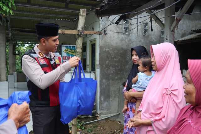 Polres Pamekasan Salurkan Bantuan Sembako Kepada Warga Terdampak Banjir dalam Polisi Peduli
