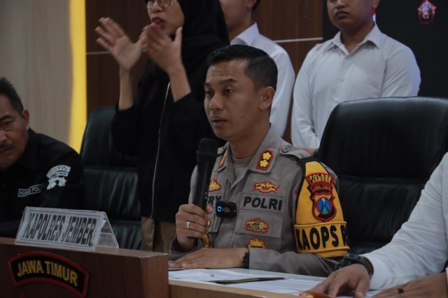 Tersangka Penjualan Benih Lobster Tanpa Izin diamankan Anggota Polres Jember