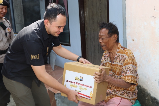 Polres Tulungagung Berikan Bantuan Sosial Untuk Warga, dalam Polisi Peduli