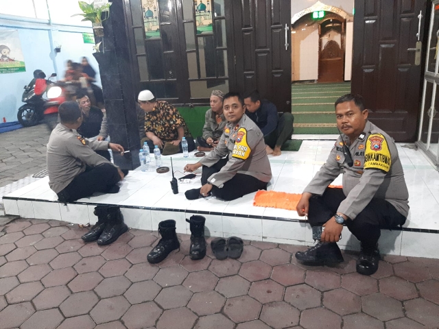 Giat Patroli Sambang ke Warga dan Jamaah Masjid Nurul Hidayatul Islam Kel. Kapas Madya Baru Kecamatan Tambaksari Surabaya Dilaksanakan Polsek Tambaksari Polrestabes Surabaya