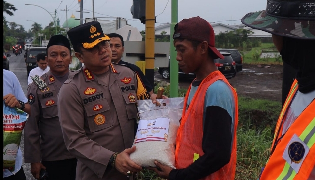 Kapolresta Banyuwangi Distribusikan Bansos Untuk Masyarakat Pinggiran, dalam Polri Berbagi