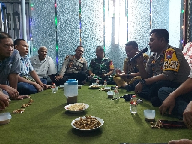 Polsek Tambaksari Polrestabes Surabaya Melaksanakan Giat Patroli Sambang Warga dan Cangkru’an di RW 04 Kel. Ploso Surabaya