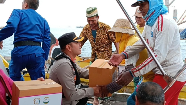 Polres Pasuruan Kota Salurkan Bantuan Kemanusiaan Untuk Nelayan