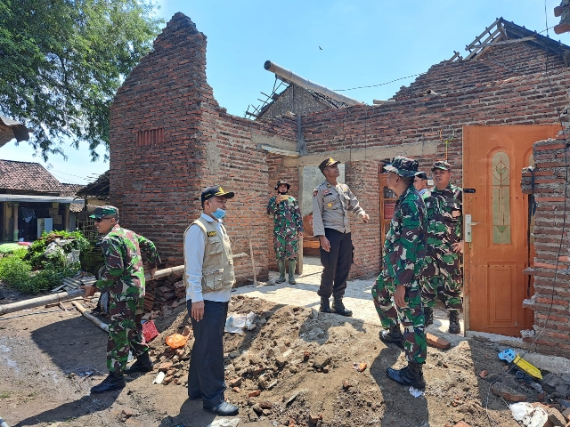 Polisi Bersama TNI Gelar Baksos Pasca Angin Kencang di Probolinggo 
