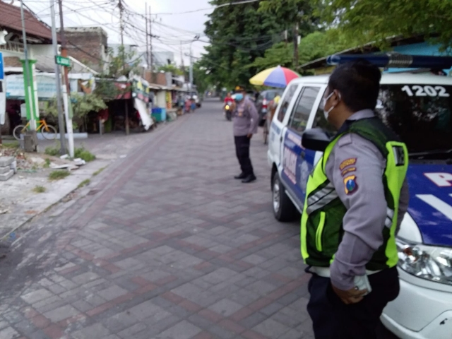 Polsek Tambaksari Polrestabes Surabaya melaksanakan Patroli Rutin bersama 3 Pilar dalam Antisipasi Judi Burung Merpati di Karanggayam