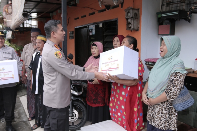Kapolresta Malang Kota Distribusikan Bantuan Kemanusiaan Untuk Negeri dalam Giat Sambang Warga Bantaran Rel Kereta Api