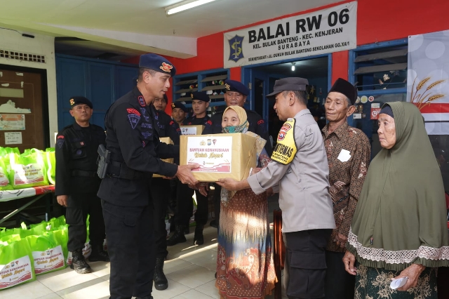 Bantuan Kemanusiaan Untuk Negeri disampaikan Satbrimob Polda Jatim kepada Warga Sekitar Kelurahan Bulak Banteng Kecamatan Kenjeran