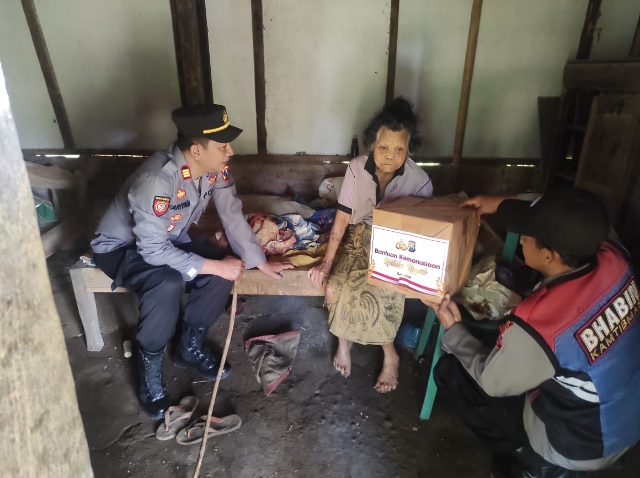 Polisi Datang Serahkan Bantuan ke Warga Pulung Ponorogo