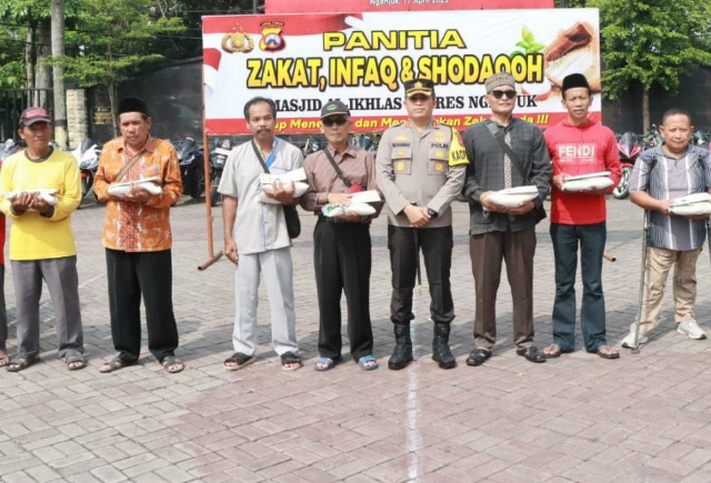 Polres Nganjuk Bagikan Beras Zakat Kepada Warga Kurang Mampu dan Penyandang Disabilitas