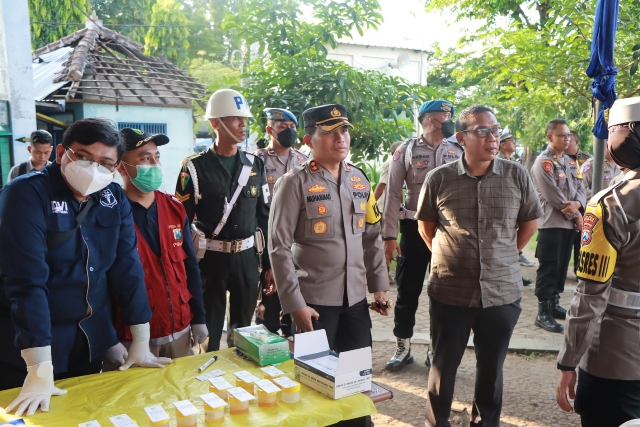 KAPOLRES PIMPIN LANGSUNG TES URINE SOPIR DAN KONDEKTUR BUS AKAP DI TERMINAL NGANJUK