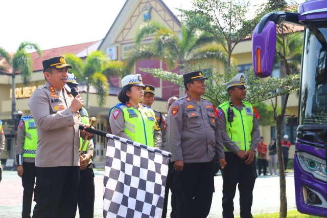 Berangkatkan Dua Bus Balik Mudik Gratis oleh Polres Magetan