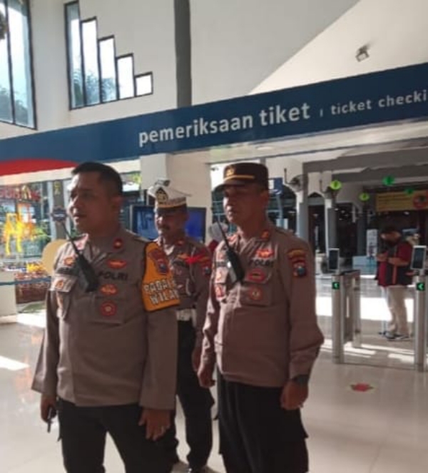 Guna Tetap Menciptakan Kamtibmas, Polsek Tambaksari Polrestabes Surabaya bersama 3 Pilar Melaksanakan Patroli Rutin di Seputaran Stasiun Gubeng Baru Surabaya