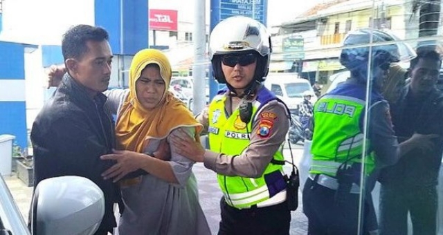 Heroik, Polisi di Malang Bantu Evakuasi Ibu Hendak Melahirkan di Tengah Kepadatan Arus Mudik