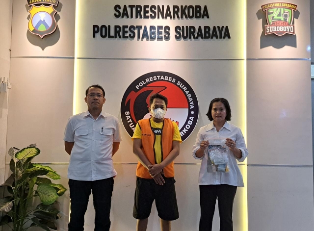 Satnarkoba Polrestabes Surabaya Menangkap seorang Kuli Bangunan yang Sedang Mengedarkan Sabu