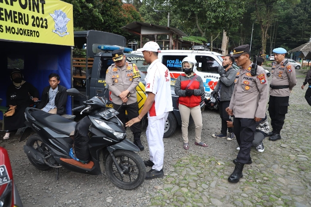 Pada Ops Ketupat Dengan Menyiapkan Pos Check Point, Polres Mojokerto Cegah Laka
