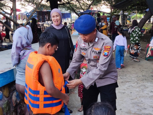 Polres Sampang Siapkan Kapal Polisi dan Alat Keselamatan di Pantai Camplong dalam Ops Ketupat Semeru 2023