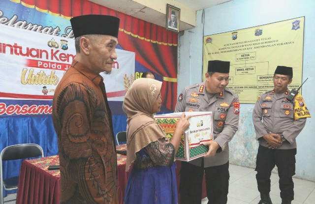 Bidhumas dan Bidkum Polda Jatim Bagikan 100 Paket Sembako ke Warga Morokrembangan