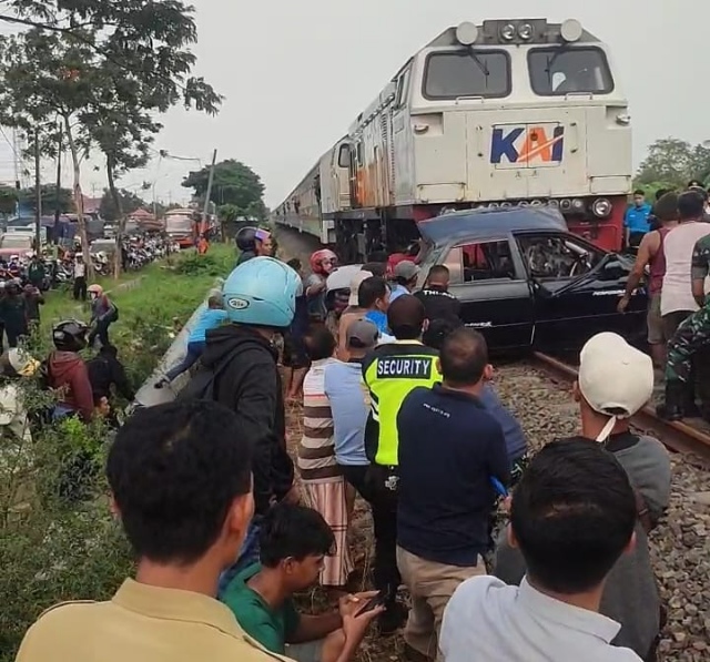 Laka KA Jayabaya Tabrak Sedan Timor di Lamongan, Bapak Anak Tewas Tergencet