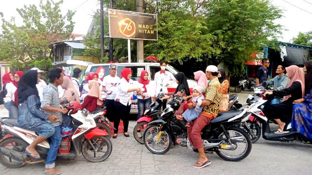 Giat Ramadhan, Simpatisan dan Anggota DPD Perindo Lamongan Bagikan Takjil
