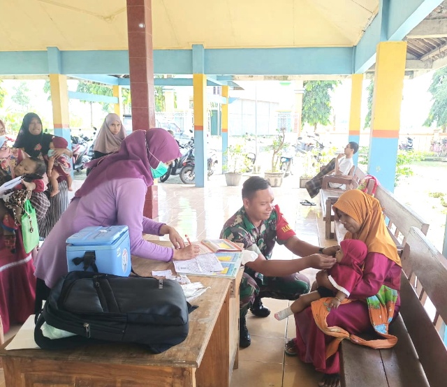 Dampingi Giat Posyandu, Upaya Babinsa Kodim 0812 Tekan Angka Stunting