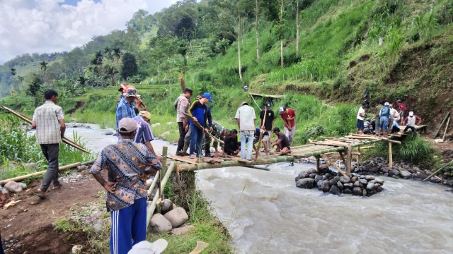 Sinergitas TNI Polri Situbondo Bantu Warga Perbaiki Jembatan Rusak Akibat Banjir