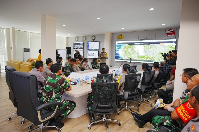 Kapolri dan Panglima TNI Pastikan Kesiapan Personel Jelang KTT ASEAN saat Meninjau 91 Command Center
