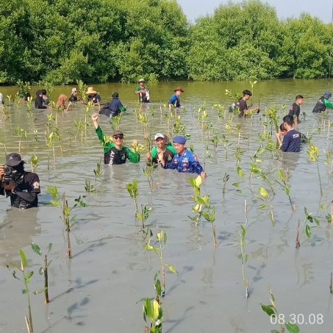 Polres Gresik Tanam Pohon Mangrove di Kali Mireng dalam Memperingati Hari Bumi Sedunia