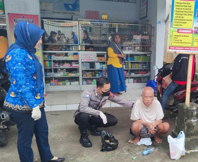 Pak Bhabin di Blitar Sigap Tolong Lansia Terlantar dalam Peduli Sesama