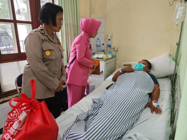 Ketua Ranting Bhayangkari Polsek Dukuh Pakis Peduli Anggota yang Rawat Inap