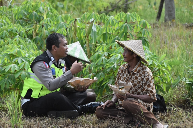 Kampanyekan Tertib Lalin Melalui Sarapan Bareng Petani bersama Polbindes Polres Trenggalek