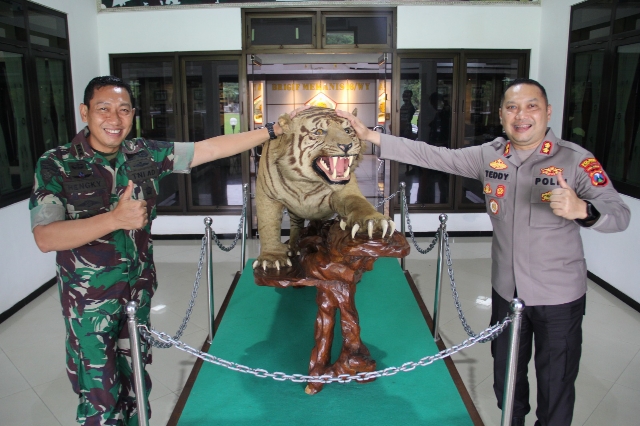 Perkuat Sinergitas TNI – Polri Kapolres Kediri Kota Kunjungi Markas Brigif 16 Wirayudha.