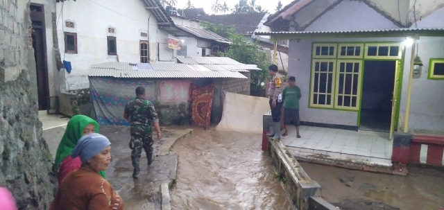Polisi Bersama TNI Bantu Masyarakat Terdampak Banjir di Banyuwangi, terlihat Kompak