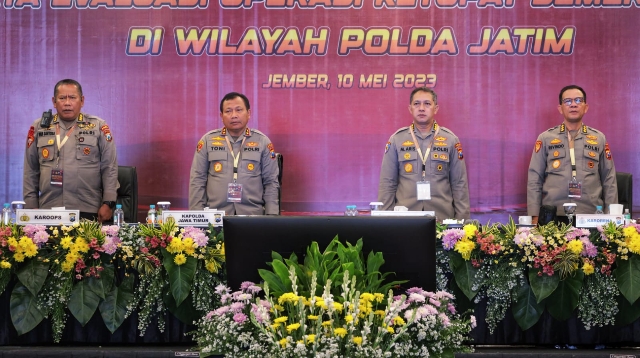 Kapolres Probolinggo Terima Penghargaan dari Kapolda Jatim dalam Giat Anev Sitkamtibmas