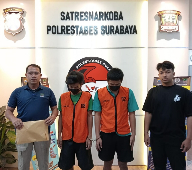 Satnarkoba Polrestabes Surabaya Amankan Pengedar Sabu di Apartemen