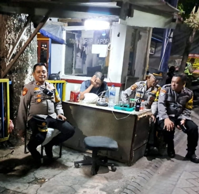 Polsek Tambaksari Polrestabes Surabaya Melaksanakan Giat Sambang Warga di Villa Kalikepiting Dalam Mempertahankan Kamtibmas