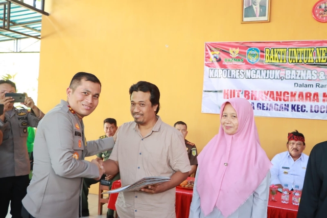 Peletakan Batu Pertama Program Bedah Rumah Dalam Rangka HUT Bhayangkara ke-77 tahun 2023, Polres Nganjuk Gandeng BASNAZ dan Pemdes setempat.