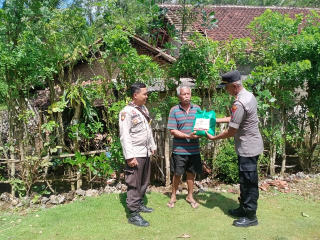 Polisi Peduli, Polres Pacitan Berikan Bantuan Untuk Warga Pasca Diterjang Angin Kencang