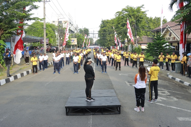 Polres Pelabuhan Tanjung Perak Olahraga Bersama TNI dalam Memperkuat Sinergitas Menjelang Pemilu 2024