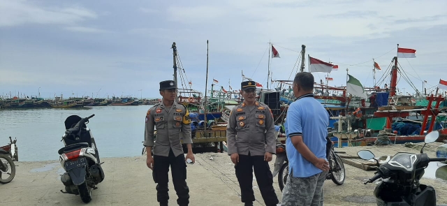 Beri Himbauan Warga Pesisir Waspadai Kondisi Cuaca oleh Polisi RW di Tuban dalam Sambang Nelayan